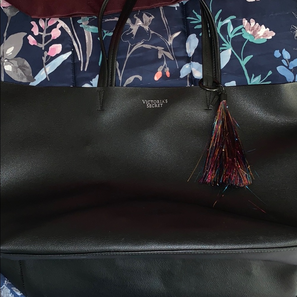 New VS tote